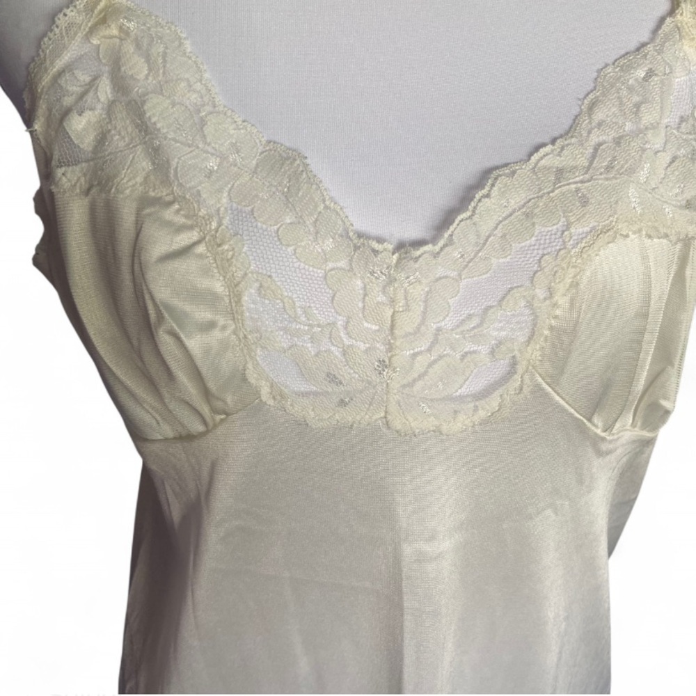 Vintage 1980s Simple Pleasures Ivory Lace V Neck Slip 36 Antron III‎